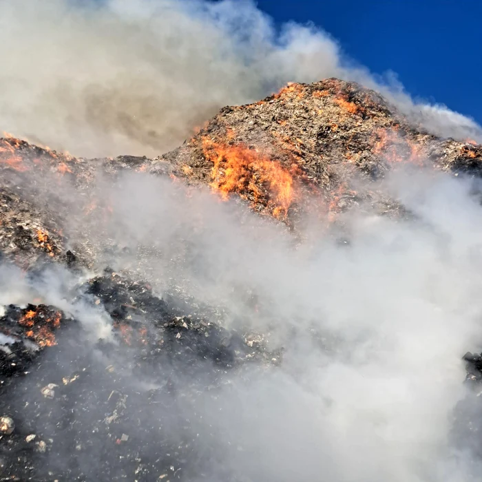 incendiu greu de stins în Vâlcea