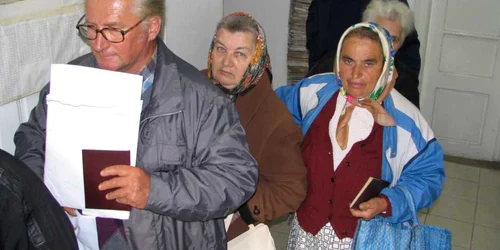 Bătrânii au luat bani de la CEC.