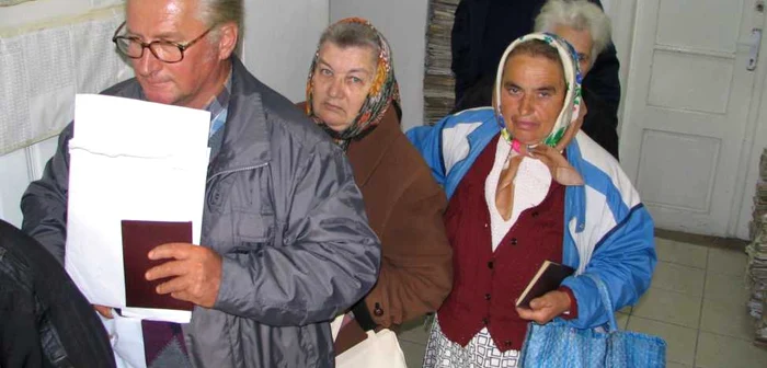 Bătrânii au luat bani de la CEC.