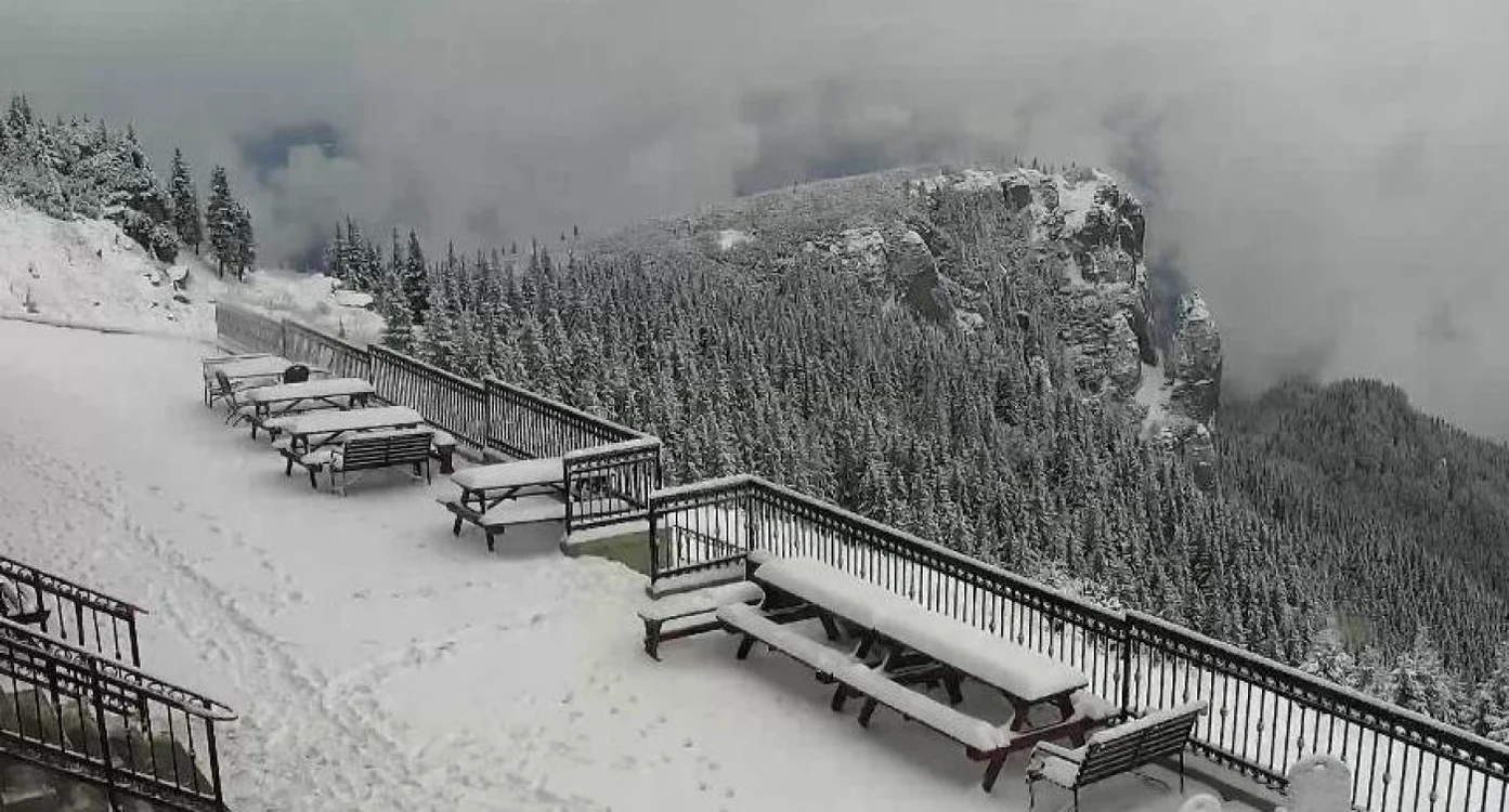 A doua ninsoare căzută în octombrie pe Ceahlău FOTO: captura cabana-dochia.ro/webcam-live