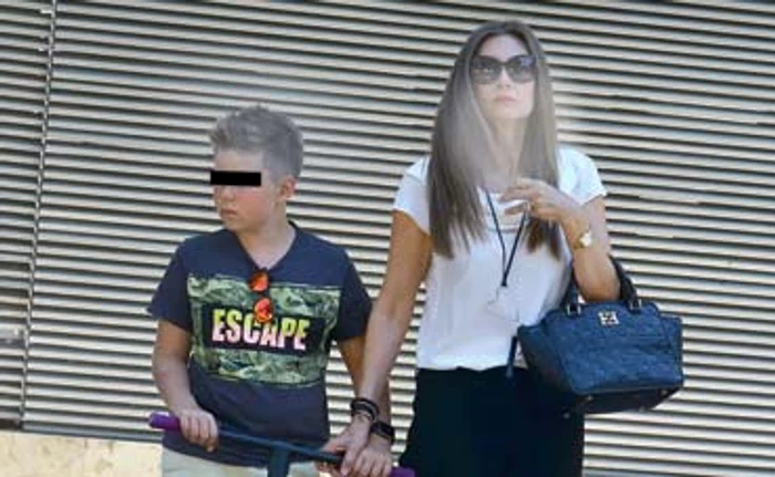 Romaniţa Iovan alături de fiul ei, Albert (9 ani)