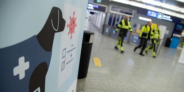 Testul canin anticoronavirus pe aeroportul din Helsinki FOTO EPA-EFE