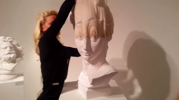 
    Sculptura este realizată din foi de hârtieFoto Youtube  