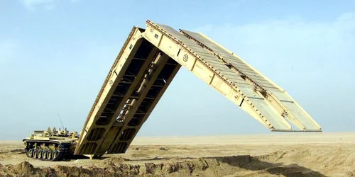 SUA furnizează Ucrainei vehicule blindate care lansează poduri FOTO Twitter/ Glasnost Gone