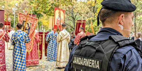 jandarmi la catedrala din Slobozia FOTO Facebook Jandarmeria Ialomița jpg