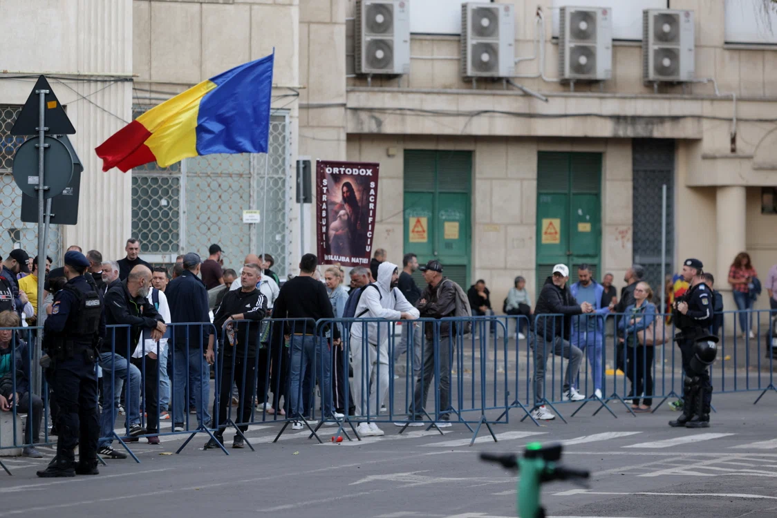 Sustinatori ai lui Calin Georgescu protesteaza in fata Arestului Central al Politiei
