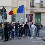 Sustinatori ai lui Calin Georgescu protesteaza in fata Arestului Central al Politiei
