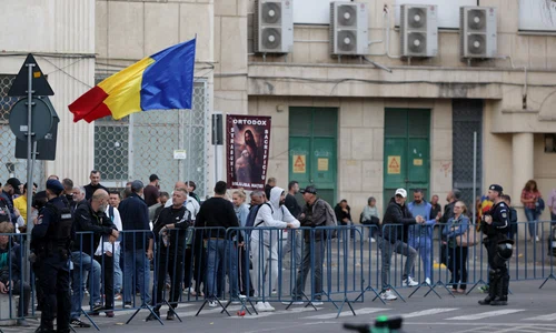 Sustinatori ai lui Calin Georgescu protesteaza in fata Arestului Central al Politiei