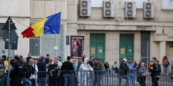 Sustinatori ai lui Calin Georgescu protesteaza in fata Arestului Central al Politiei