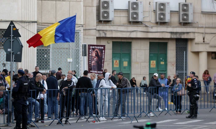 Sustinatori ai lui Calin Georgescu protesteaza in fata Arestului Central al Politiei
