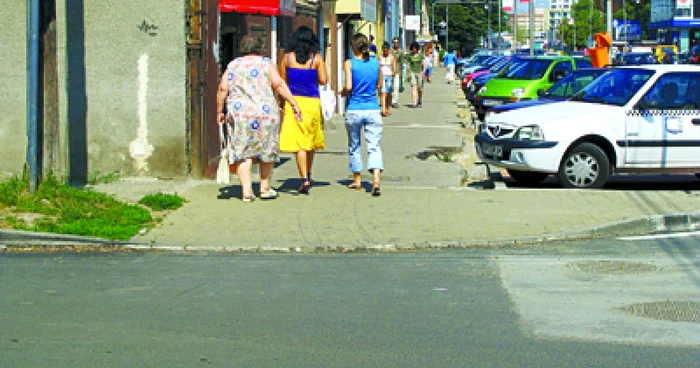 Arad: Trotuarele sparte sunt „înecate”  de gunoaie aruncate în weekend