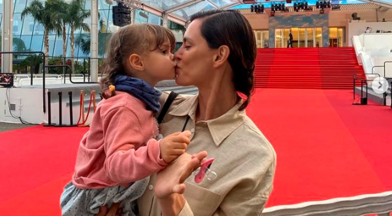 Cele două s-au fotografiat la intrare, unde de obicei fotografii încearcă din răsputeri să le surprindă în instantanee pe cele mai renumite vedete  FOTO instagram