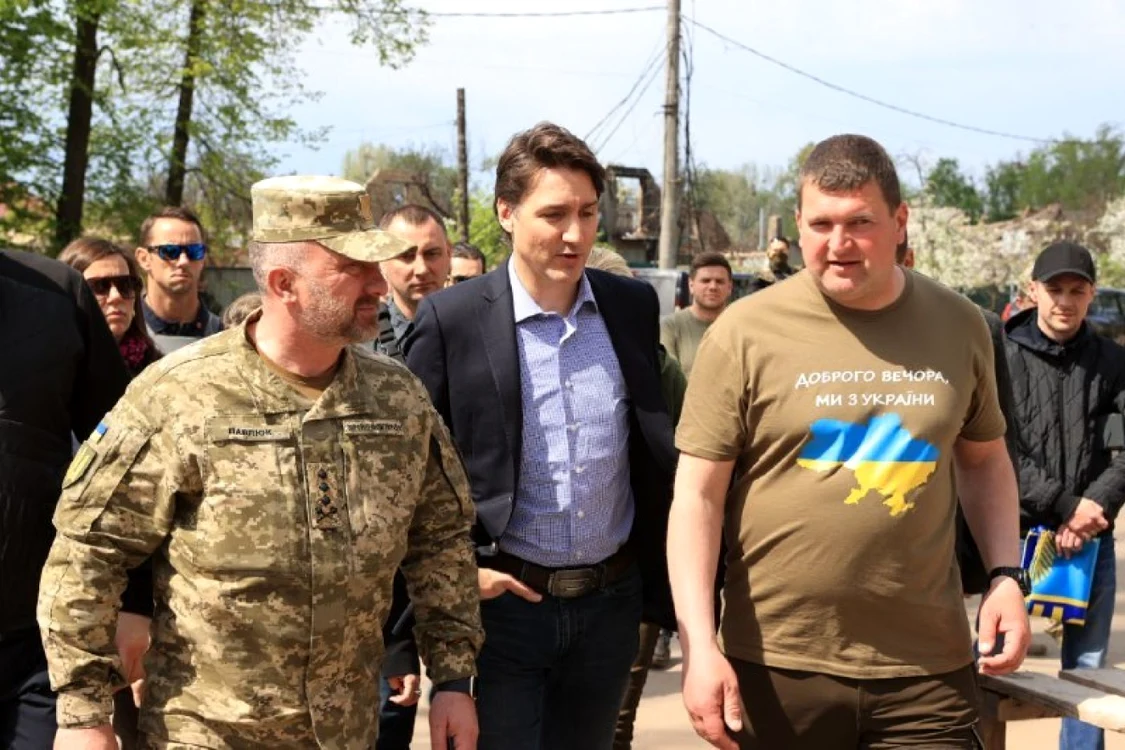 Premierul canadian Justin Trudeau (centru) s-a întâlnit cu primarul oraşului ucrainean Irpin, Oleksandr Markuşin (dreapta) Foto Twittwer