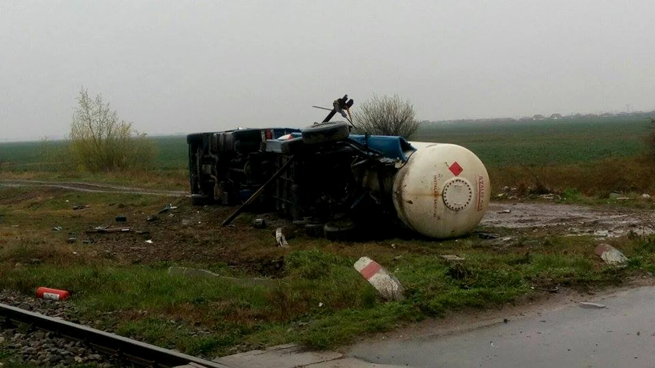 Autocisterna este răsturnată pe partea cu pompele