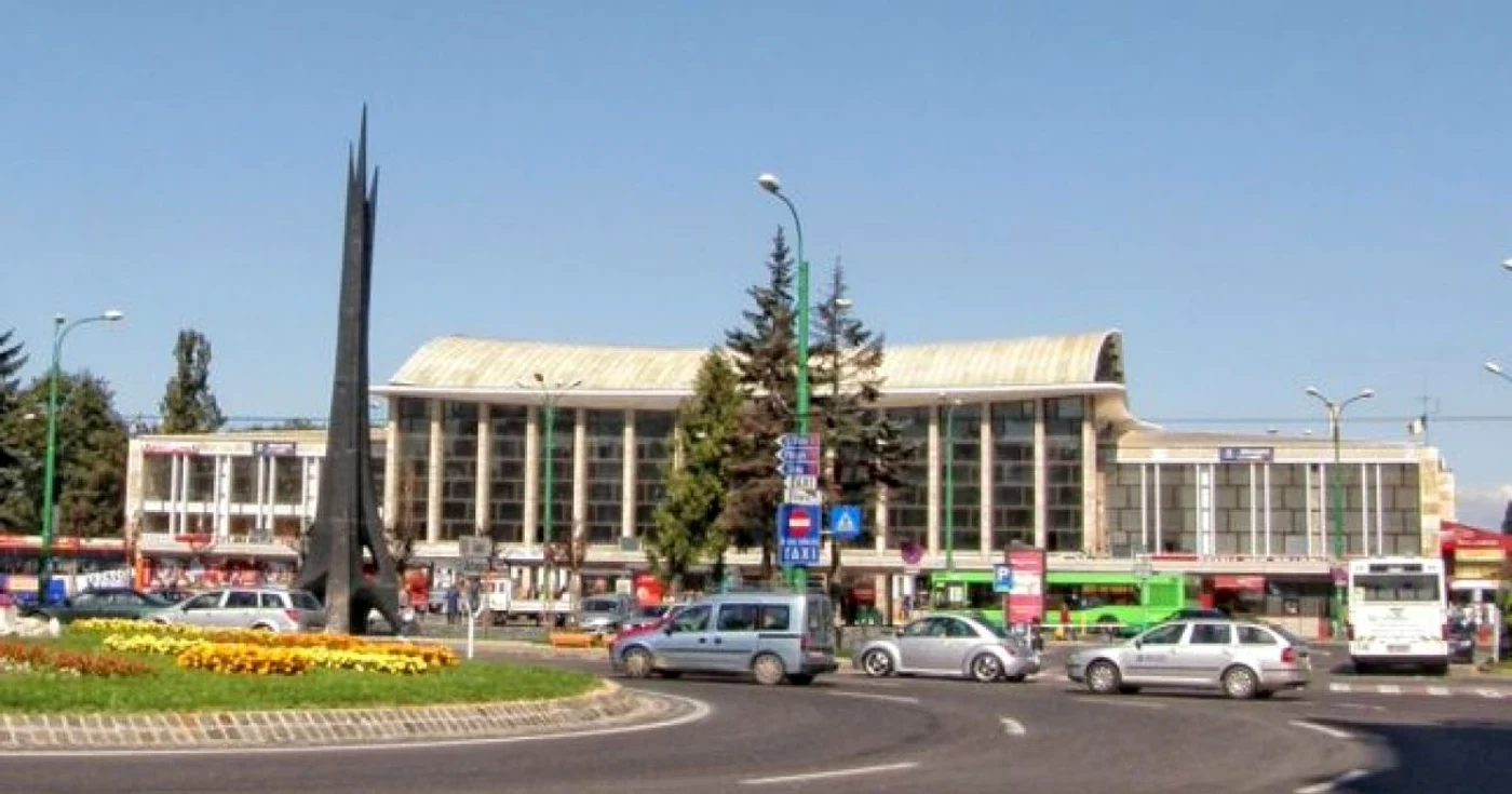 Autobuzele vor pleca din oră în oră din Gara Braşov. FOTOSimona Suciu.
