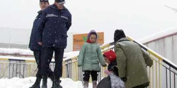 Poliţiştii comunitari au amendat-o pe femeia care cerşea alături de copil