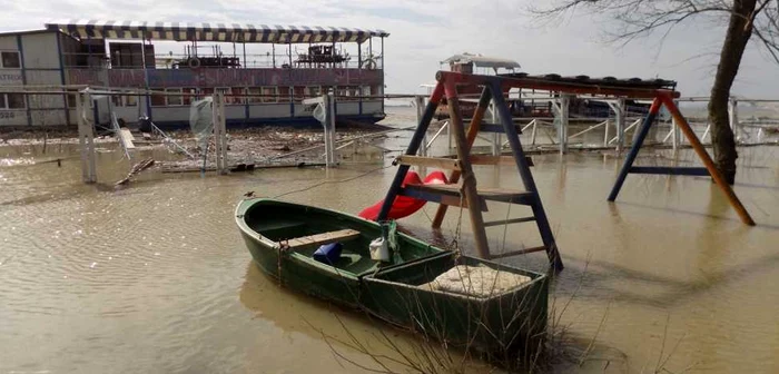 Loc de joacă lacustru şi restaurant izolat de apele revărsate, la Galaţi FOTO Costel Crângan