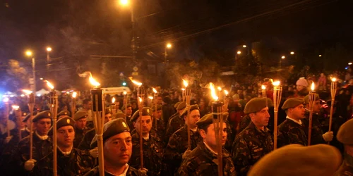 Spectacolul a început cu defilarea cu torţe