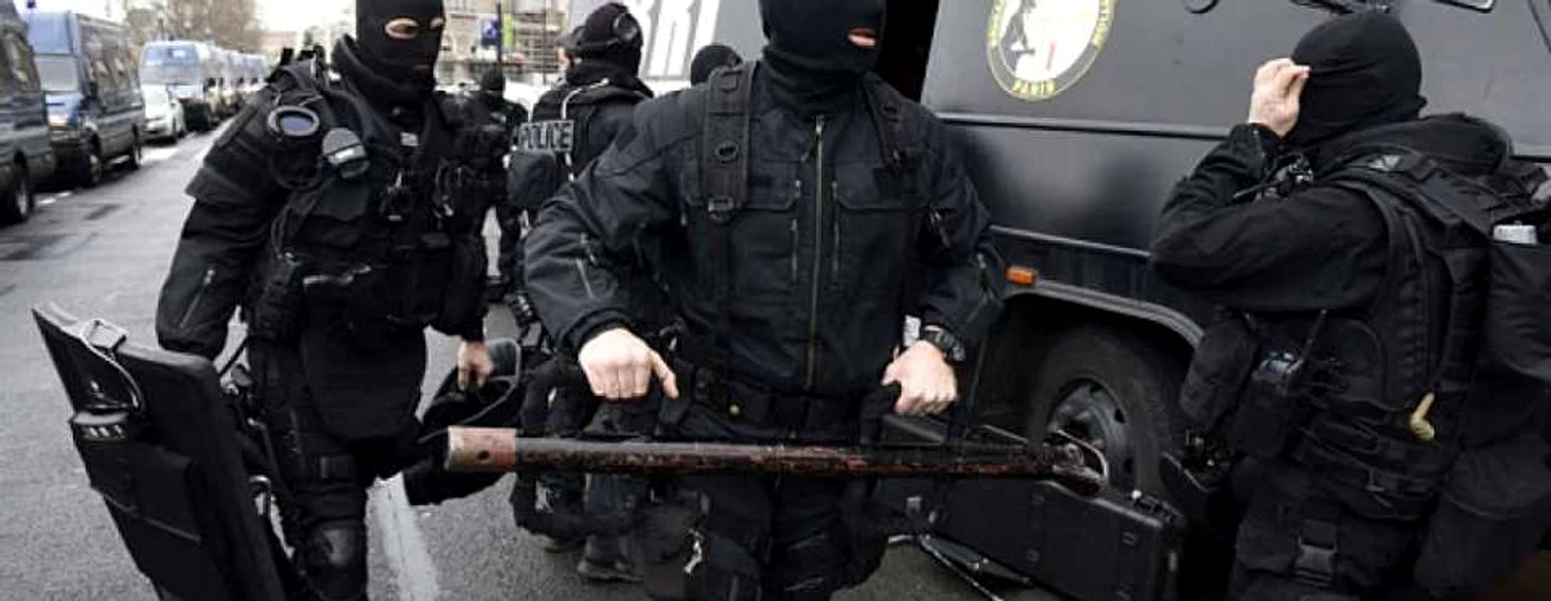 Poliţia a condus raiduri antiteroriste în cinci oraşe din regiunea Parisului