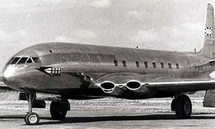 Avioanele Havilland Comet aveau ferestre pătrate, un design obişnuit în anii ’50, iar în urma investigaţiilor inginerii au descoperit că la altitudini mari, din cauza diferenţei de presiune, forţa exercitată asupra fuselajului avionului era extrem de mare, iar ferestrele cedau. FOTO aviation.stackexchange.com