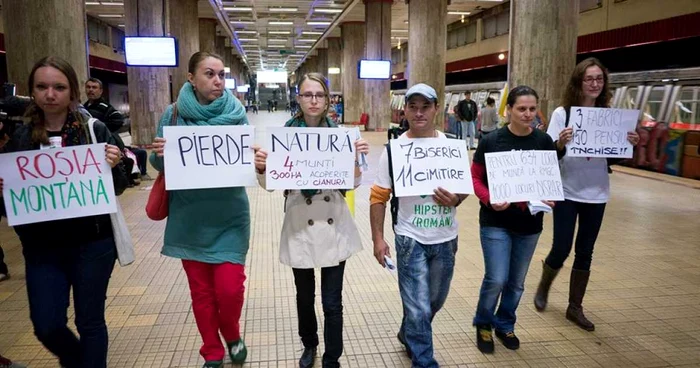 Protestatarii au făcut un flash-mob de informare despre cauza Roşia Montană, sâmbătă, la metrou FOTO Ştefan Mako