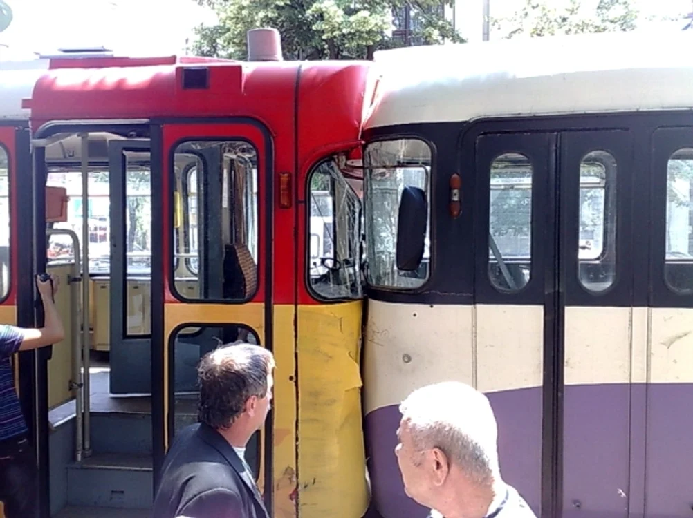 
    Zece ambulanţe se află la faţa locului şi acordă îngrijiri medicale.  