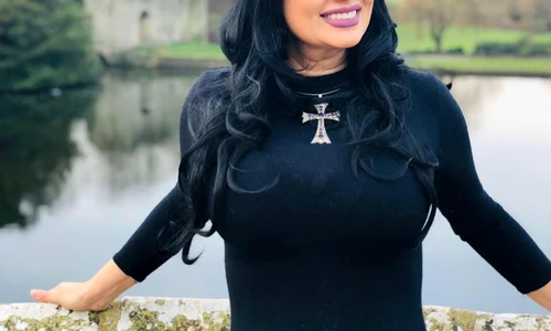 Ozana Barabancea  (50 de ani) este o  fire credincioasă,  ea nu se desparte  de crucea din argint jpeg