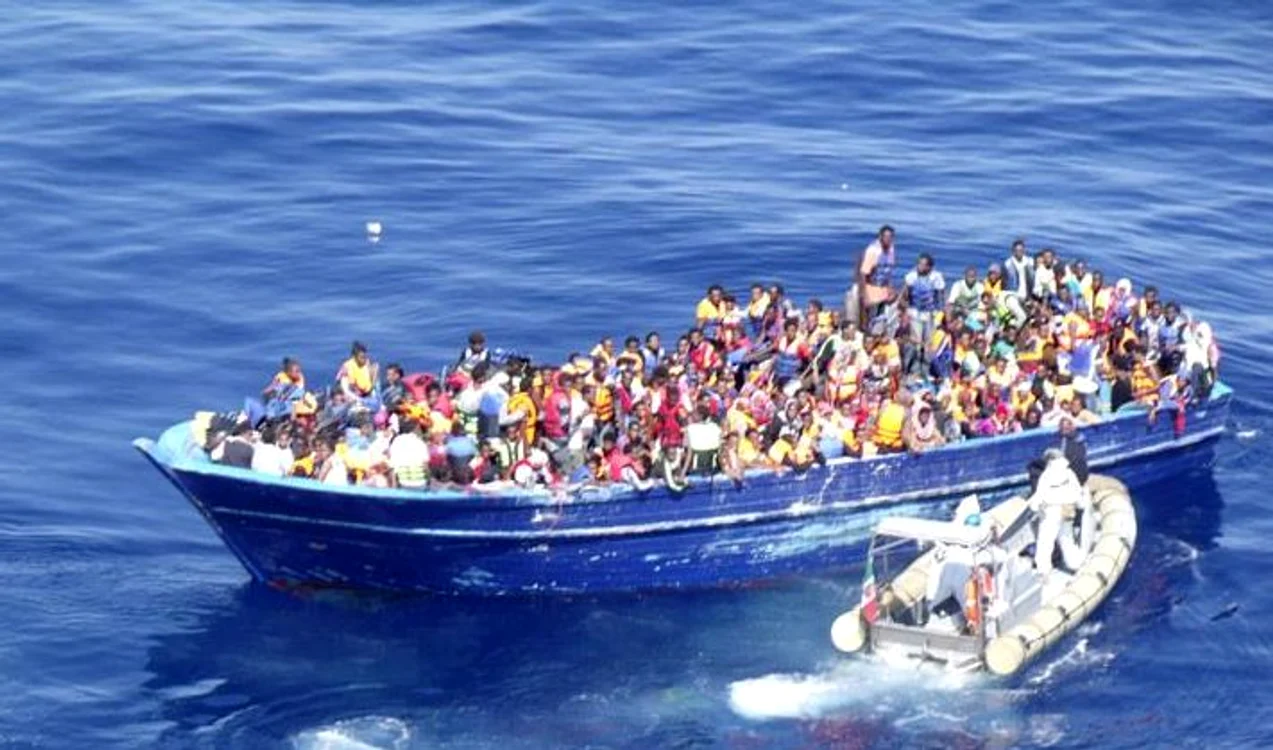 
    Mii de refugiaţi îşi riscă zilnic viaţa în apele Mării Mediteraneene în speranţa unei vieţi mai buneFoto Twitter  
