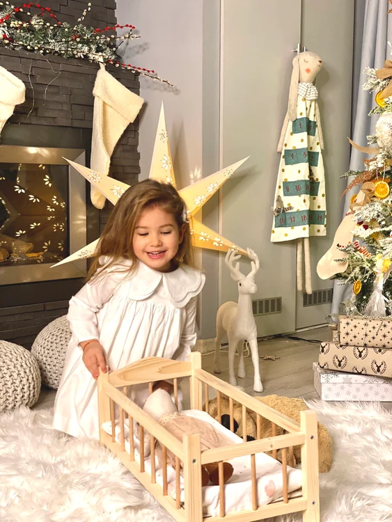 Micuța Ilinca a contribuit și ea, după puterile ei, la amenajarea casei