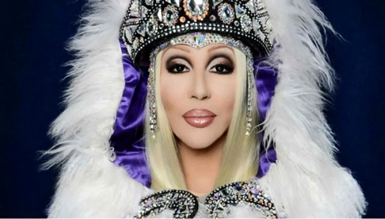 Unul dintre travestiții care o imită pe Cher