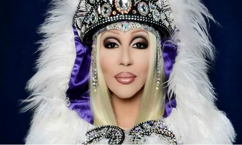 Unul dintre travestiții care o imită pe Cher jpeg