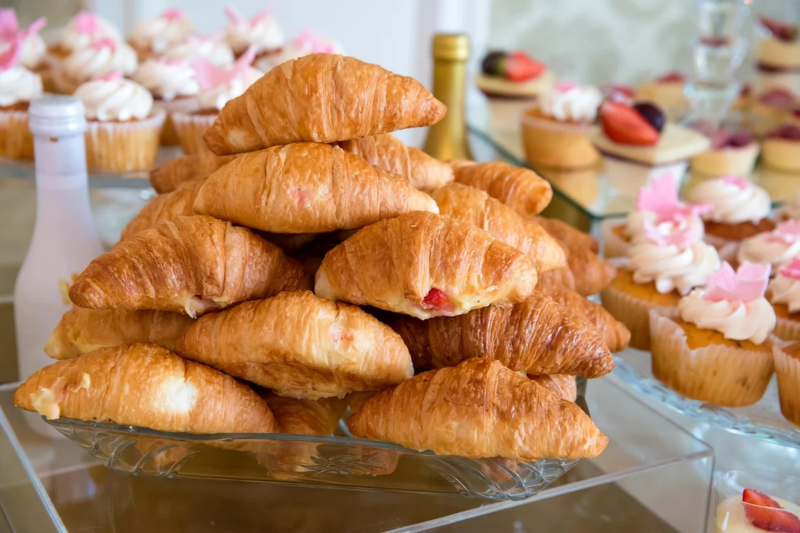 Croissantele sunt populare la micul dejun, dar nu sunt eficiente pentru a potoli foamea. Pixabay.com
