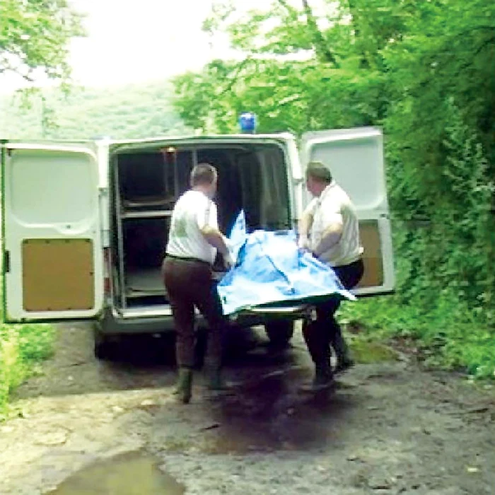 Cadavrul a fost găsit la o sută de metri de drumul naţional, în pădure, într-un loc frecventat de prostituate de pe Valea MureşuluiFoto: Pressalert, aradon.ro