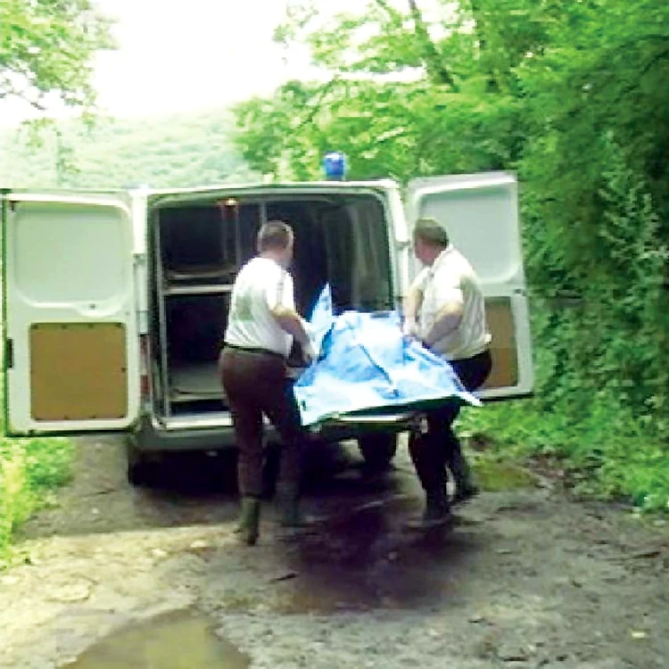 
    Cadavrul a fost găsit la o sută de metri de drumul naţional, în pădure, într-un loc frecventat de prostituate de pe Valea MureşuluiFoto: Pressalert, aradon.ro  