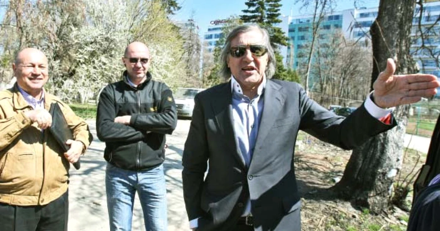 În decurs de opt ani, Ilie Năstase a pus mâna pe două terenuri, moşteniri de la stat, pe care le-a valorificat în interes personal