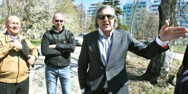 În decurs de opt ani, Ilie Năstase a pus mâna pe două terenuri, moşteniri de la stat, pe care le-a valorificat în interes personal