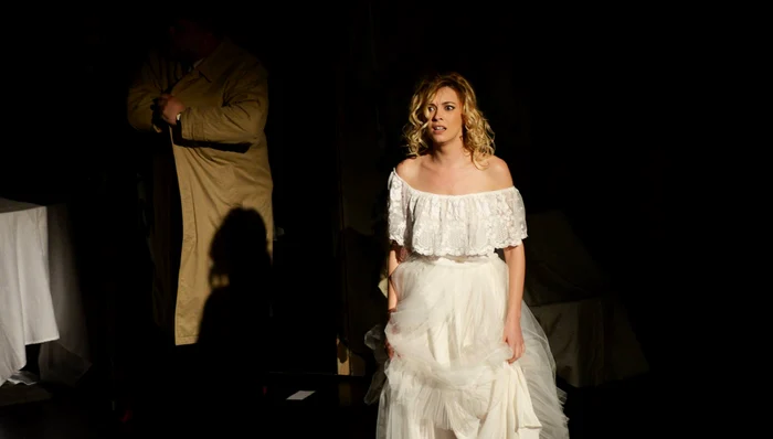 Diana Dumitrescu îmbracă rochia de mireasă într-o piesă de teatru