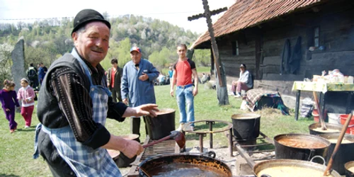 Ion Strâmb, unul dintre organizatorii nedeii, găteşte pentru săraci