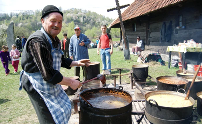 Ion Strâmb, unul dintre organizatorii nedeii, găteşte pentru săraci