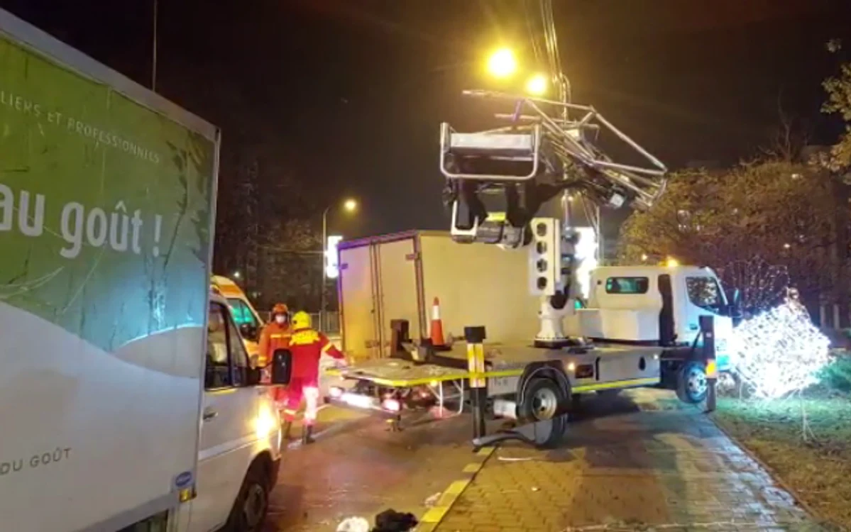 Brațul macaralei pe care se aflau doi muncitori a fost atins de un camionFoto: informatiata.ro