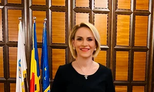 Gabriela Firea s a fotografiat și a postat pe Facebook că tot la biroul Primăriei Capitalei este și că i place jpeg