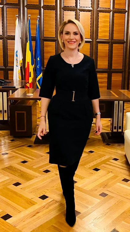 Gabriela Firea s-a fotografiat și a postat pe Facebook că tot la biroul Primăriei Capitalei este și că-i place