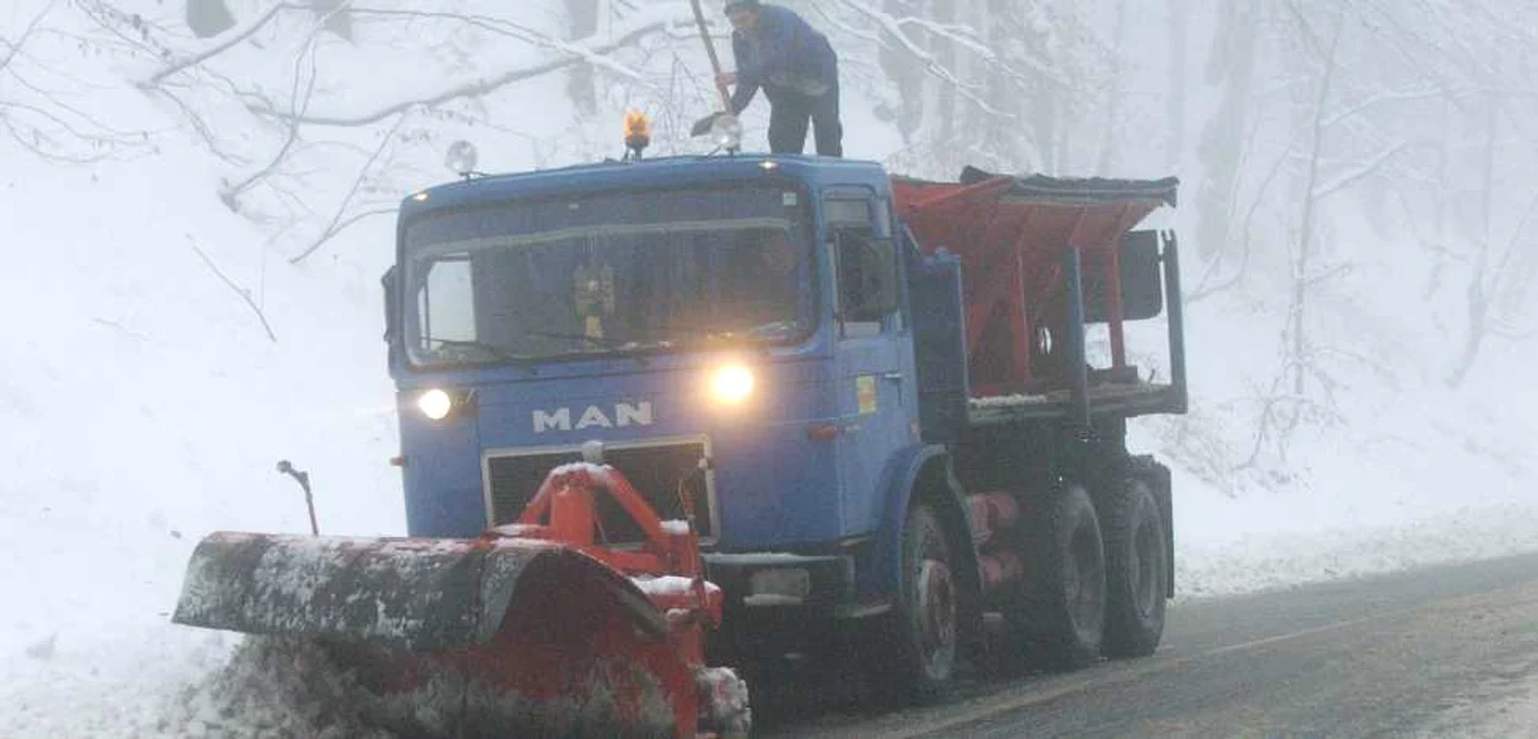 Maşină ce împrăştie material antiderapant  FOTO: Adevărul