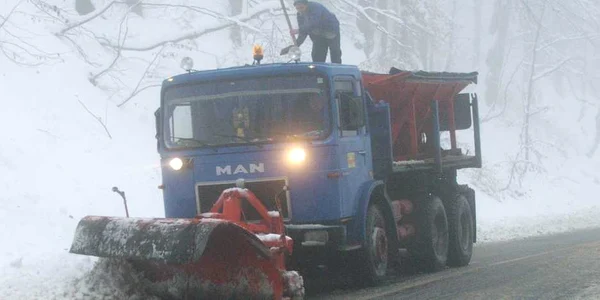 Peste 100 de tone de material antiderapant a fost împrăştiat 