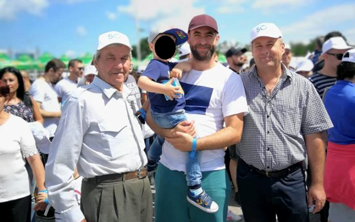 Poliţistul Marius Franţescu (centru), alături de fiul lui. În dreapta, tatăl lui Marius, omul politic Costel Franţescu, preşedintele PNL Mioveni  - Foto Facebook Argentina Culcuş