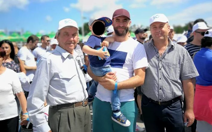 Poliţistul Marius Franţescu (centru), alături de fiul lui. În dreapta, tatăl lui Marius, omul politic Costel Franţescu, preşedintele PNL Mioveni  - Foto Facebook Argentina Culcuş