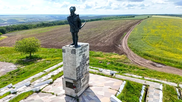 Complexul monumental de la Roșcani, dedicat domnitorului Ioan Vodă cel Viteaz (© Costel Fotea)