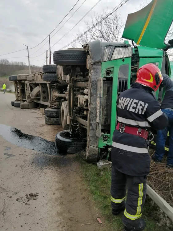 Şoferul autocamionului a rămas încar cerat FOTO ISU Călăraşi