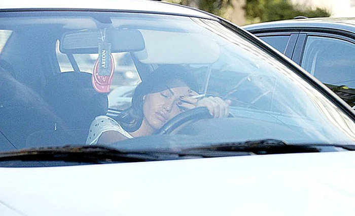 Bruneta mai moţăie la volan din când în când