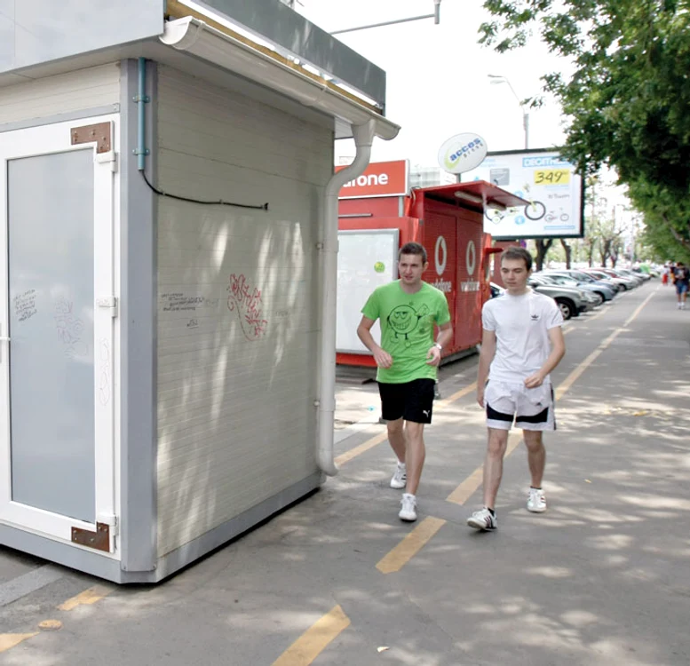 Chioşcul de bilete RATB a fost amplasat în calea bicicletelor